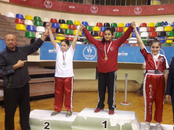 Öğrencimiz NİSA TOĞUZ İstanbul Kickboks Şampiyonası Türkiye Seçmelerinde İstanbul 3.sü olarak Türkiye Şampiyonasına gitmeye hak kazanmıştır.